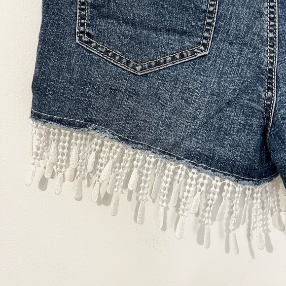 Vintage lei 1990’s Jean shorts with floral crochet and fringe. size 13. - Picture 8 of 16